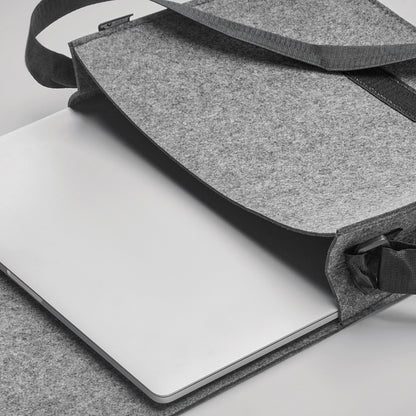 Umhängetasche aus RPET-Filz. Klettverschluss und Umhängegurt. Bietet Platz für einen 15'' Laptop.