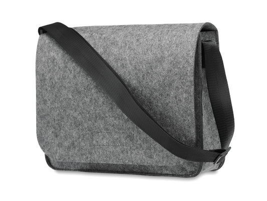 Umhängetasche aus RPET-Filz. Klettverschluss und Umhängegurt. Bietet Platz für einen 15'' Laptop.