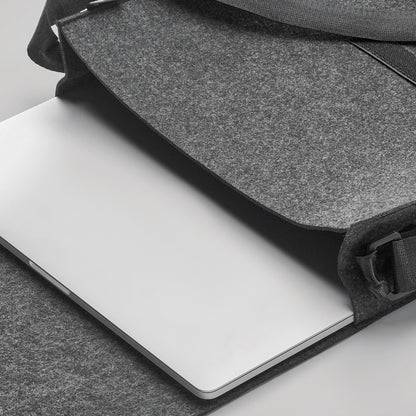 Umhängetasche aus RPET-Filz. Klettverschluss und Umhängegurt. Bietet Platz für einen 15'' Laptop.