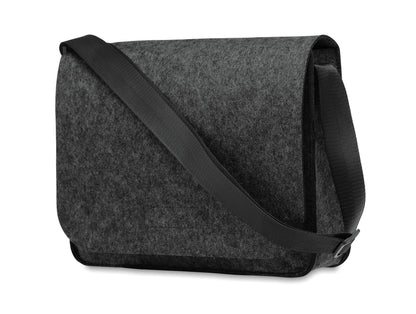 Umhängetasche aus RPET-Filz. Klettverschluss und Umhängegurt. Bietet Platz für einen 15'' Laptop.