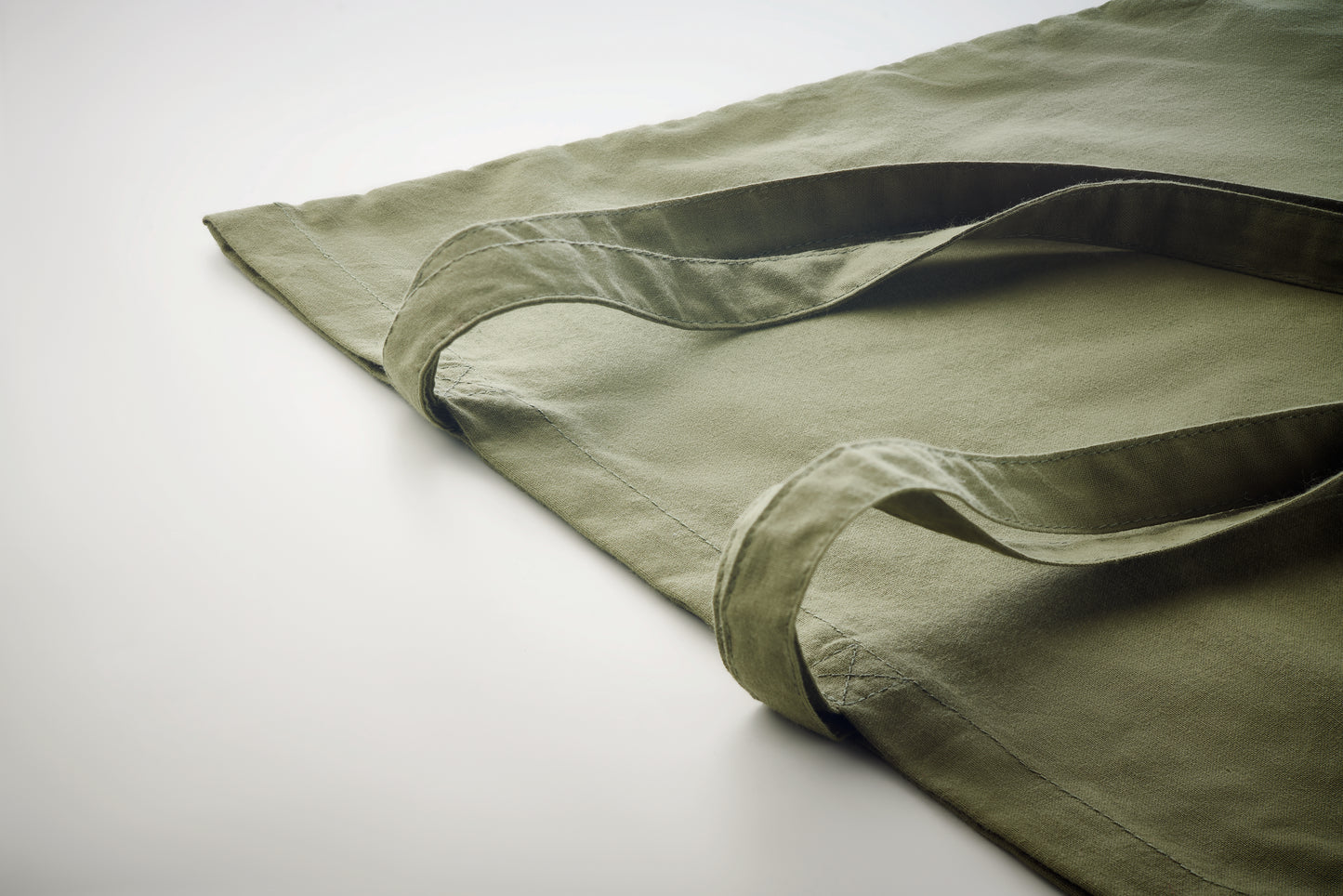 Einkaufstasche aus Organic-Cotton mit langen Tragegriffen. Reaktivfärbung. Im klassischen Design ist sie