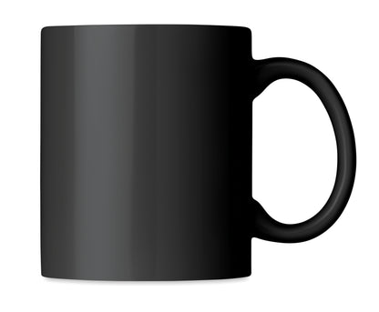 Farbiger Kaffeebecher aus Keramik. Füllmenge: 300ml. Nur Keramik- Transferdruck ist spülmaschinengeeignet. Verpackt