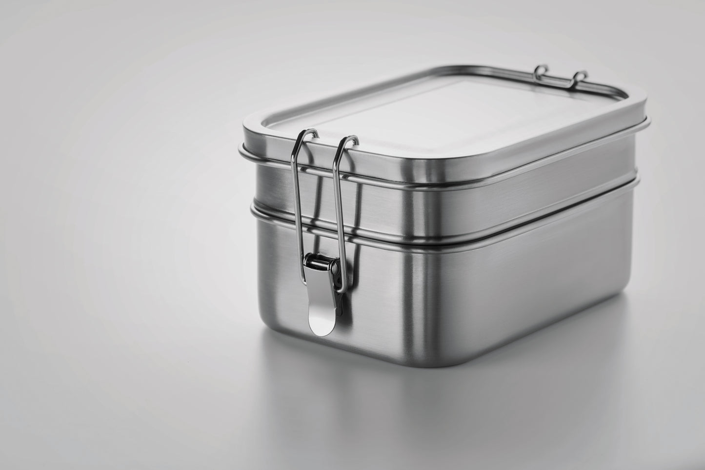 Lunchbox aus Edelstahl mit 2 Ebenen und starken Halteklammern. Füllmenge: 1200 ml.