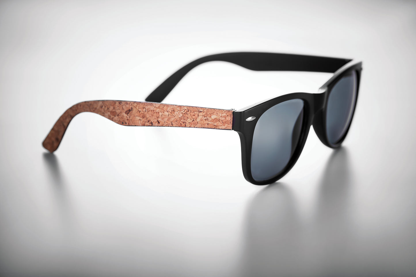 Klassische Sonnenbrille. Die Außenseiten der Bügel sind mit einer Korkschicht veredelt. UV400-Schutz.