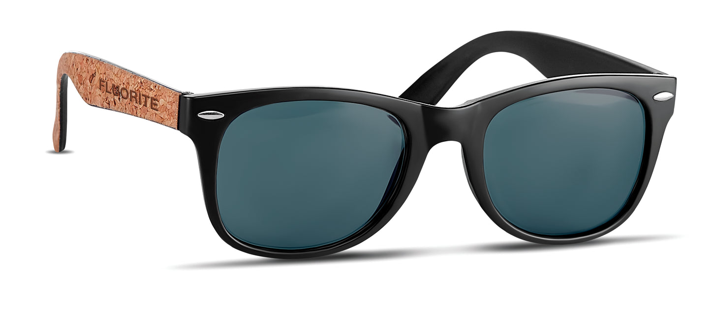 Klassische Sonnenbrille. Die Außenseiten der Bügel sind mit einer Korkschicht veredelt. UV400-Schutz.