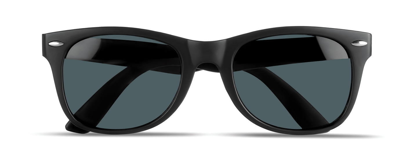Klassische Sonnenbrille. Die Außenseiten der Bügel sind mit einer Korkschicht veredelt. UV400-Schutz.