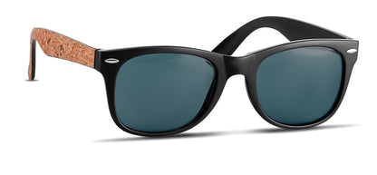 Klassische Sonnenbrille. Die Außenseiten der Bügel sind mit einer Korkschicht veredelt. UV400-Schutz.