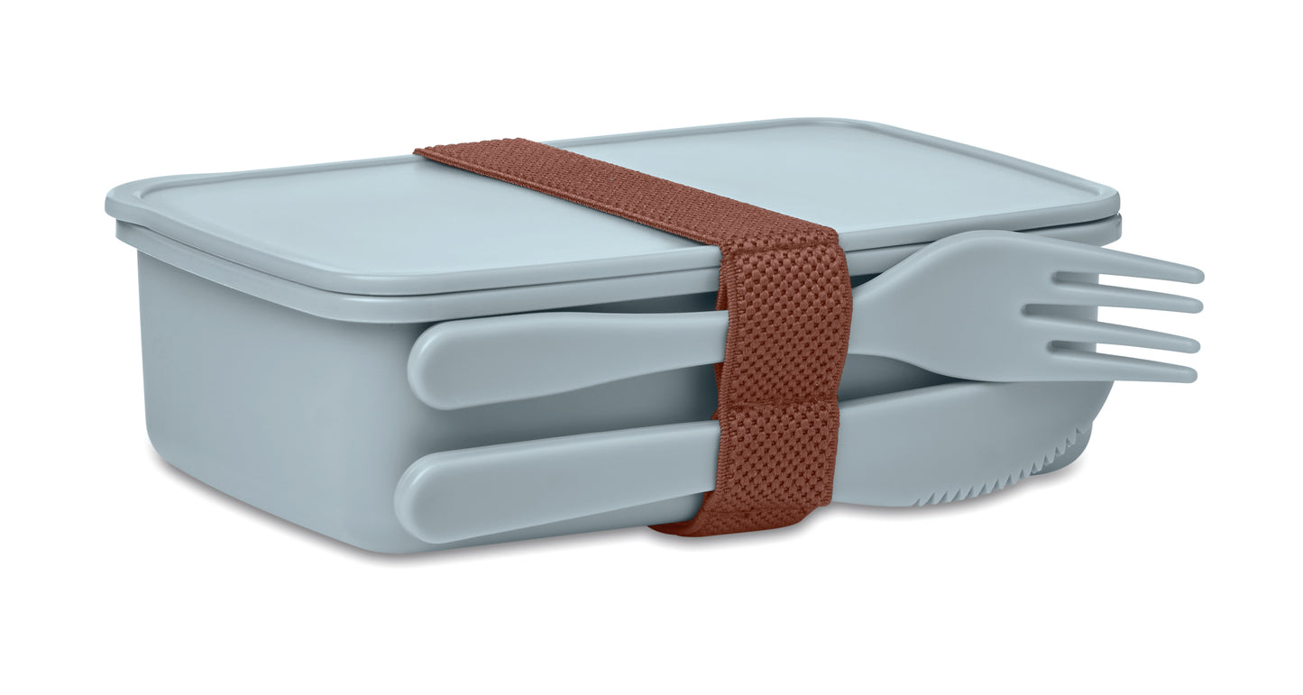 Lunchbox aus PP mit einem Fach. Inkl. Messer und Gabel im Elastikbandhalter.