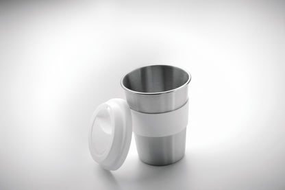 Einwandiger Trinkbecher aus Edelstahl mit Griffteil und Deckel aus Silikon. Füllmenge: 350