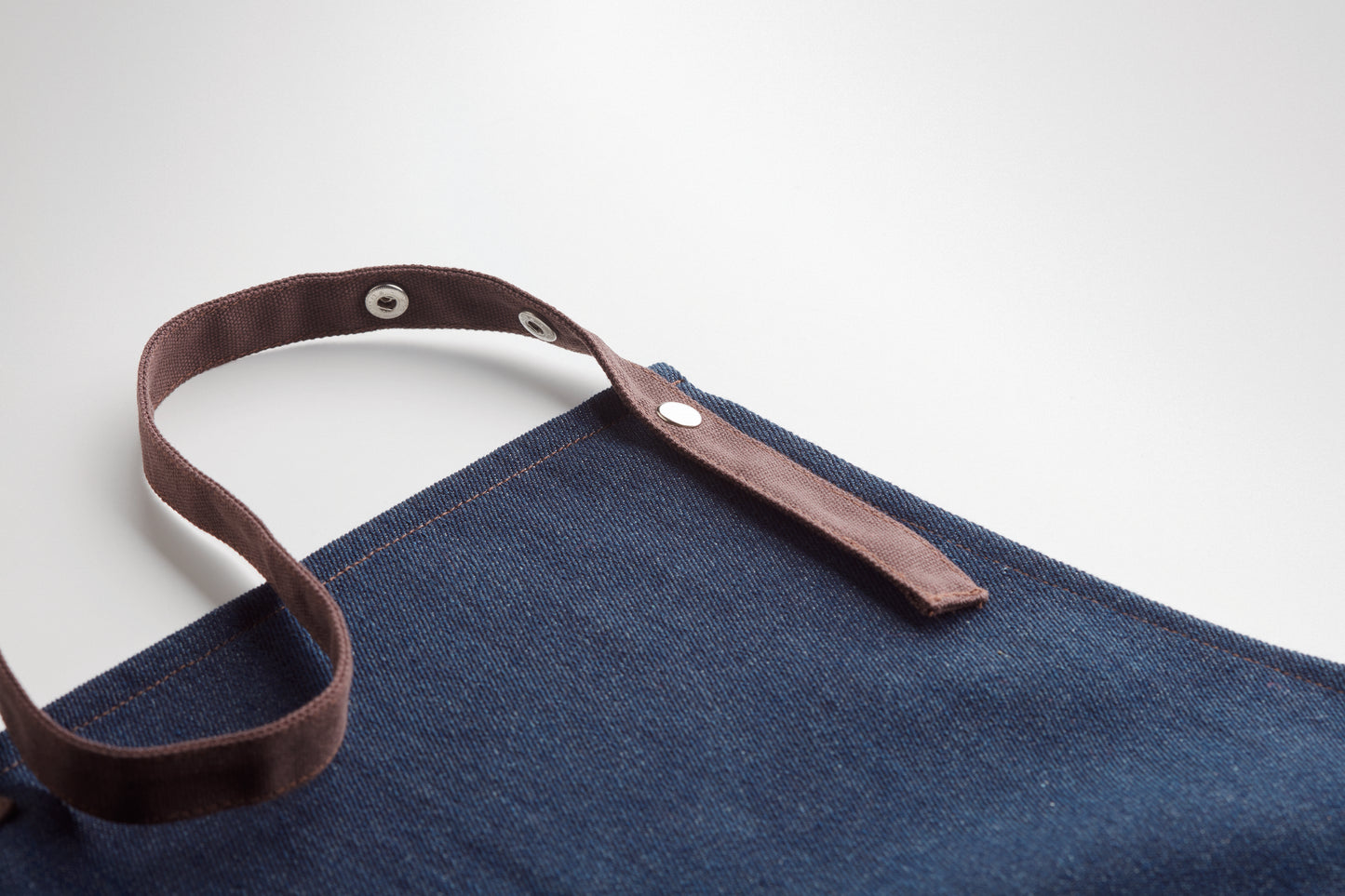 Küchenschürze mit verstellbarem Nackengurt und 3 Fronttaschen aus 240 g/m² Denim mit