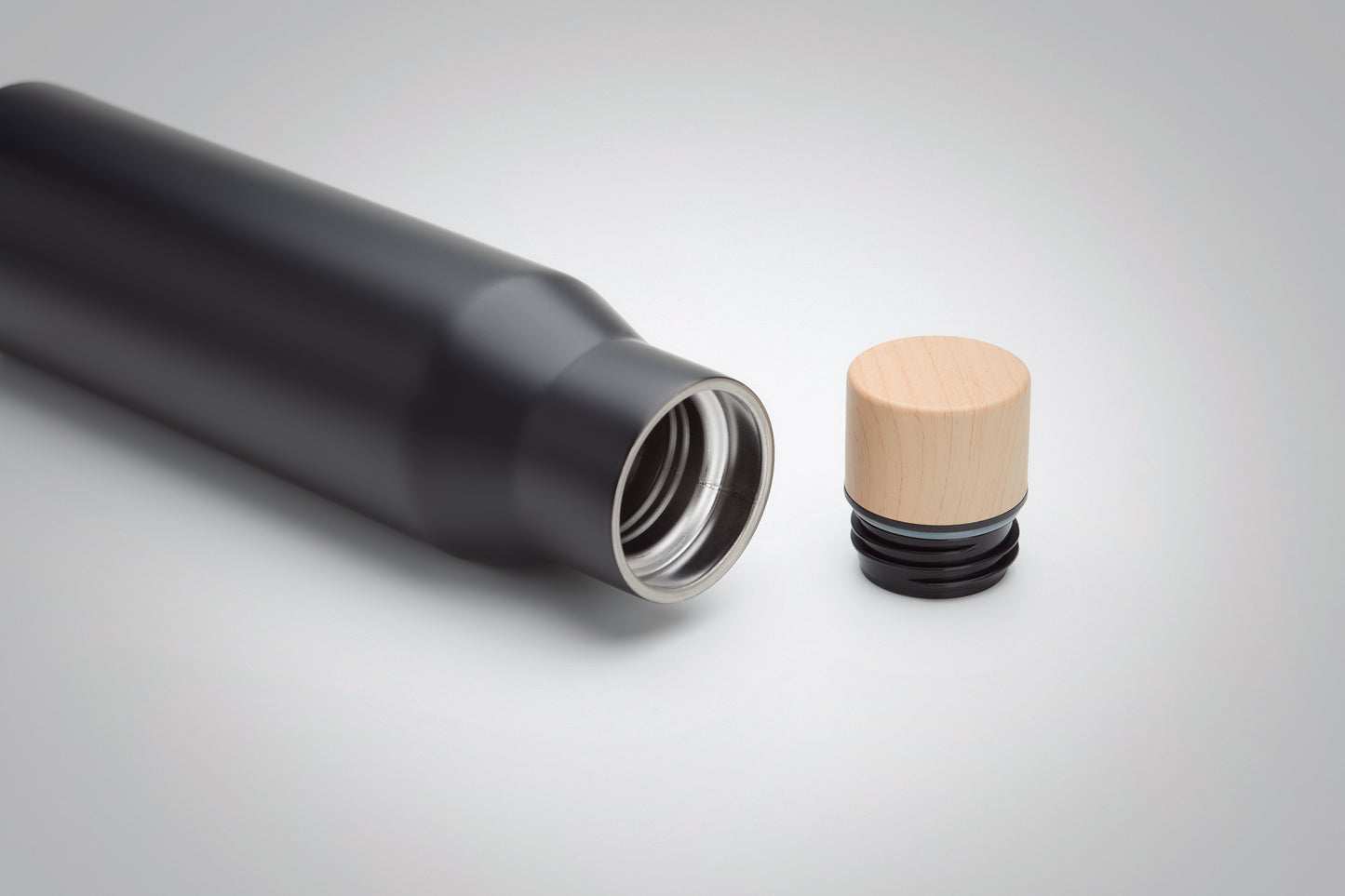 Doppelwandige Isolierflasche aus Edelstahl. Verschluss aus Bambus- Imitat. Füllmenge: 500 ml. Auslaufsicher.