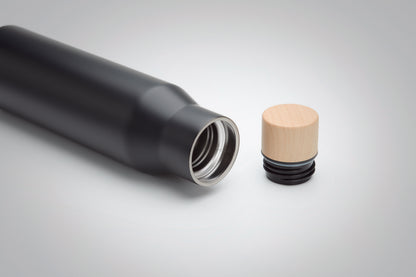 Doppelwandige Isolierflasche aus Edelstahl. Verschluss aus Bambus- Imitat. Füllmenge: 500 ml. Auslaufsicher.