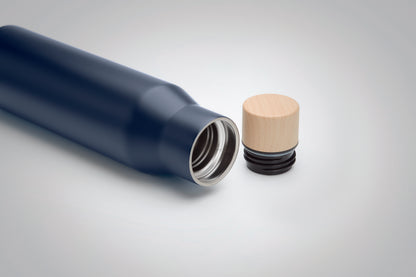 Doppelwandige Isolierflasche aus Edelstahl. Verschluss aus Bambus- Imitat. Füllmenge: 500 ml. Auslaufsicher.