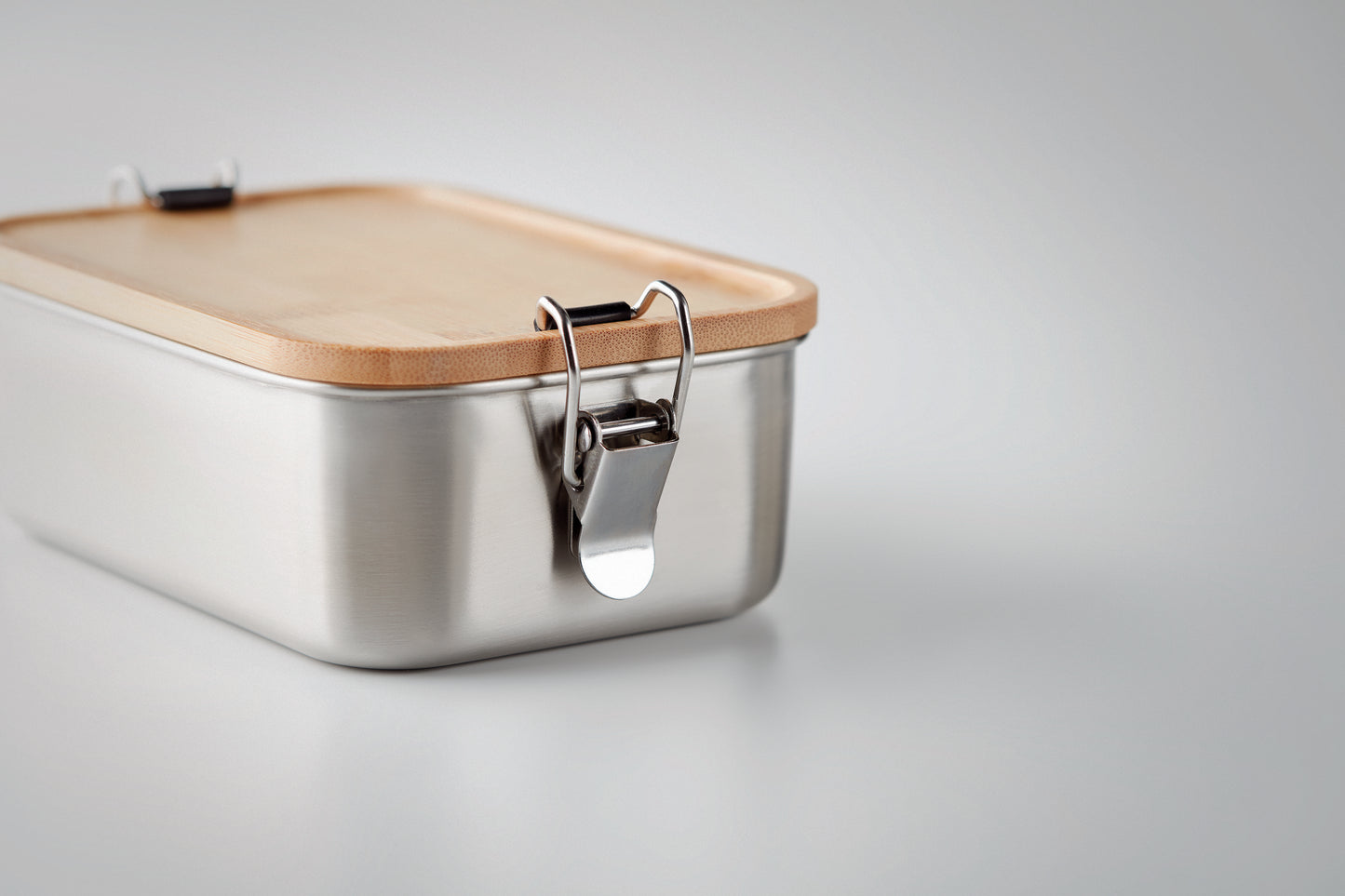 Lunchbox aus Edelstahl mit Deckel aus Bambus und Halteklammern. Füllmenge: 750 ml.