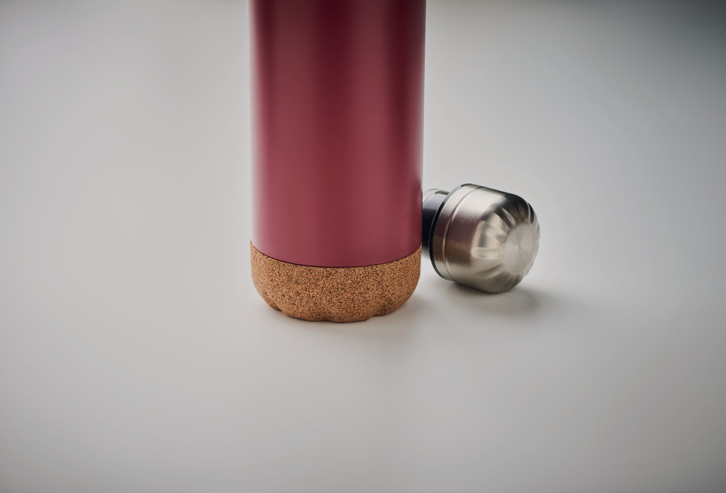 Doppelwandige Isolierflasche aus Edelstahl mit abgesetztem Boden aus Kork. Füllmenge: 500 ml.