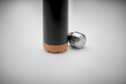 Doppelwandige Isolierflasche aus Edelstahl mit abgesetztem Boden aus Kork. Füllmenge: 500 ml.