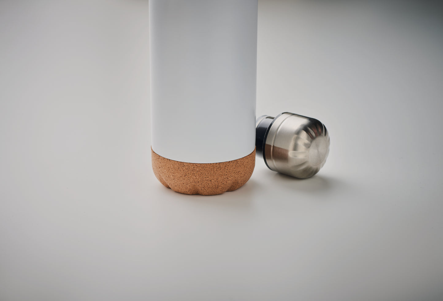 Doppelwandige Isolierflasche aus Edelstahl mit abgesetztem Boden aus Kork. Füllmenge: 500 ml.