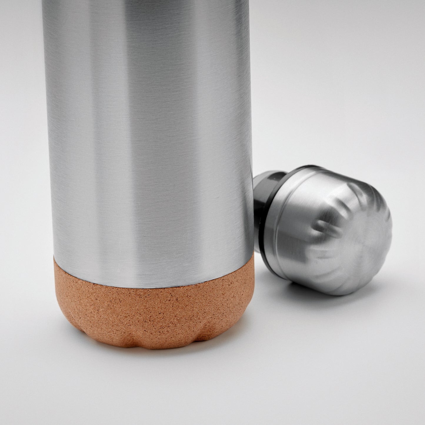 Doppelwandige Isolierflasche aus Edelstahl mit abgesetztem Boden aus Kork. Füllmenge: 500 ml.