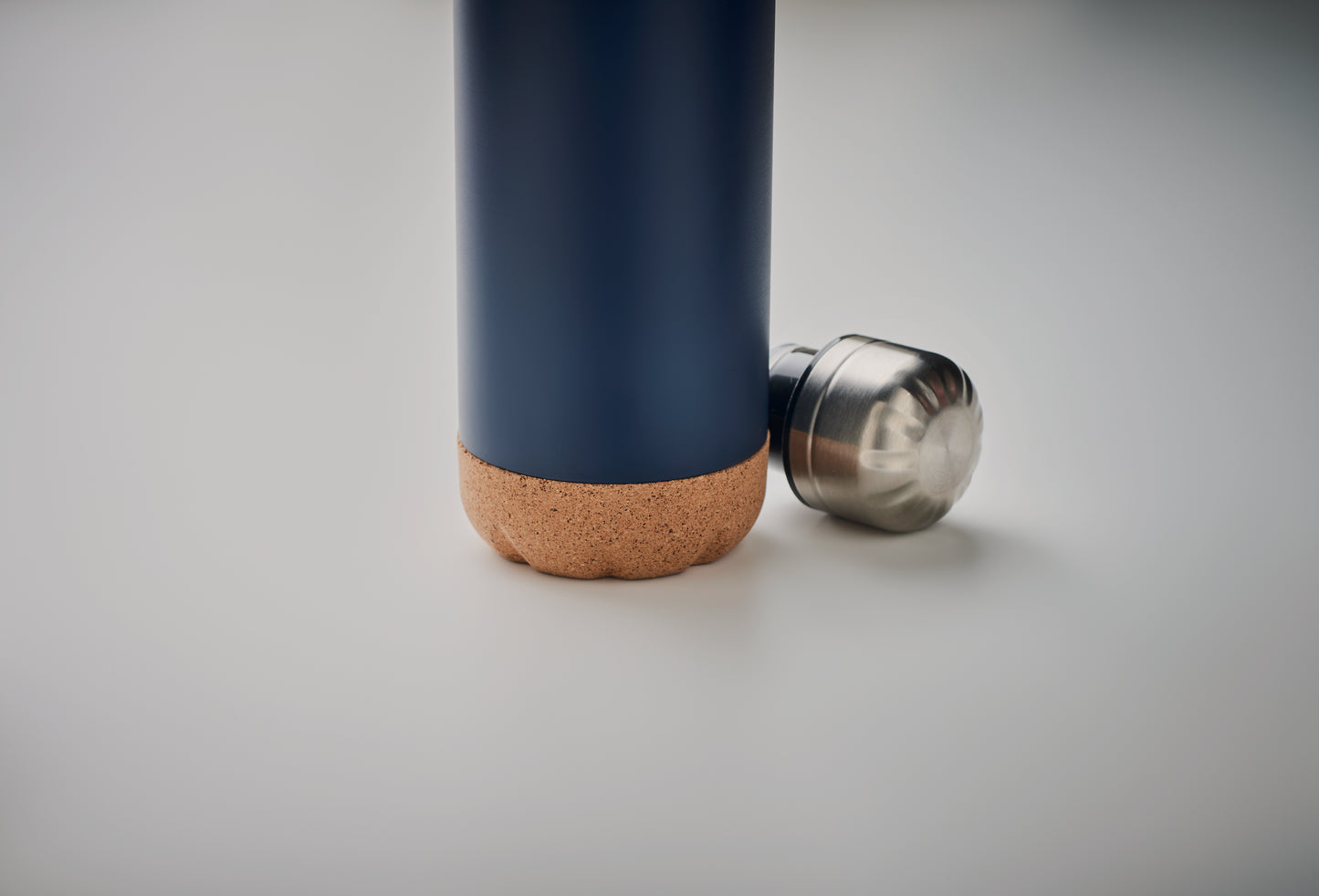 Doppelwandige Isolierflasche aus Edelstahl mit abgesetztem Boden aus Kork. Füllmenge: 500 ml.
