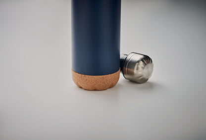 Doppelwandige Isolierflasche aus Edelstahl mit abgesetztem Boden aus Kork. Füllmenge: 500 ml.