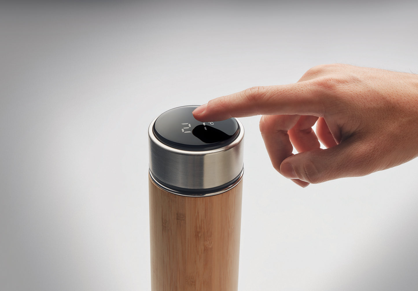 Doppelwandige Isolierflasche aus Edelstahl mit Bambus-Finish. Mit Tee- Sieb. Inklusive LED-Touch-Thermometer im