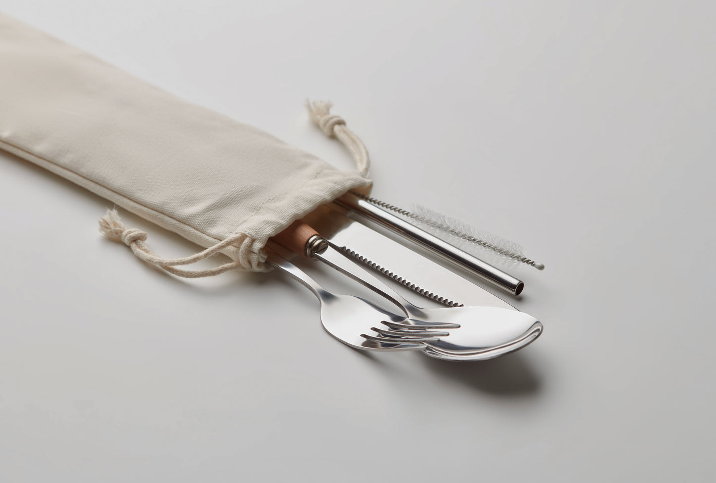 Wiederverwendbares Besteck-Set aus Edelstahl/Buchenholz Kombination im Leinen-Beutel. Enthält Messer Gabel Löffel Strohhalm