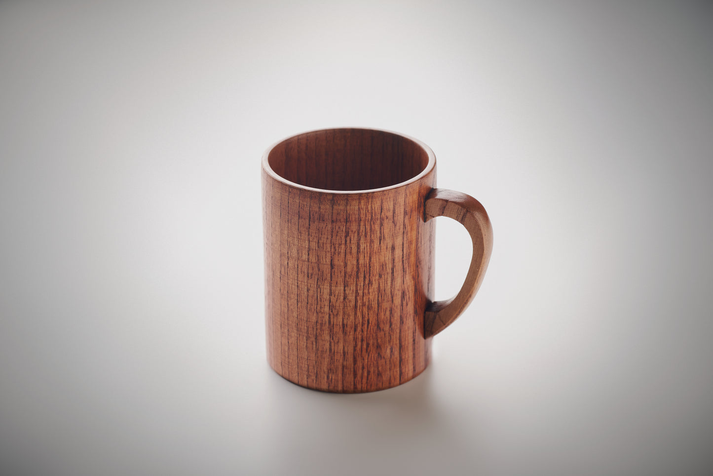 Becher aus Eichenholz. Füllmenge: 280 ml.