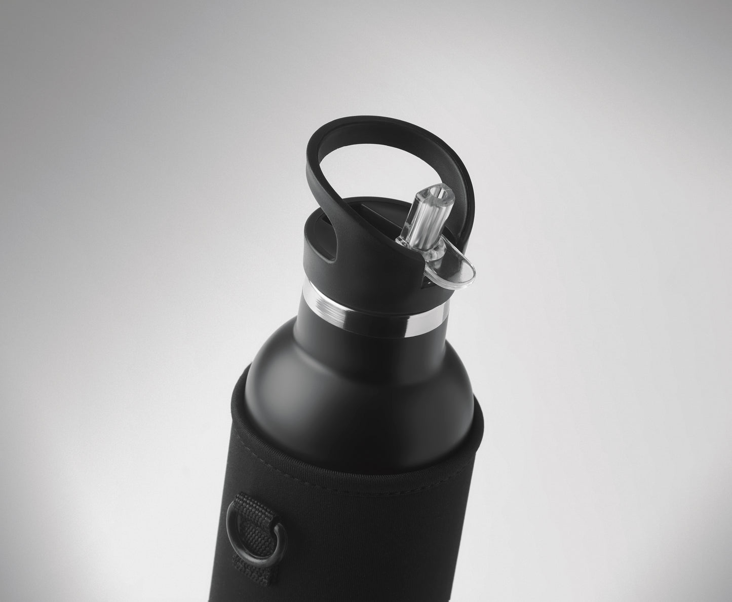 Doppelwandige Isolierflasche aus Edelstahl. Auslaufsicherer Schraubverschluss und separater auswechselbarer Deckel mit Mundstück.
