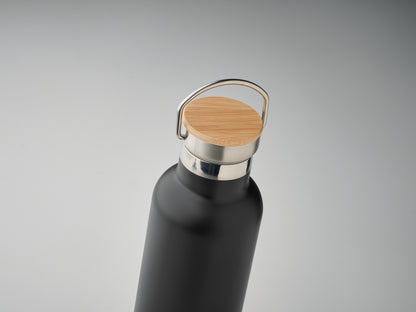 Doppelwandige Isolierflasche aus Edelstahl mit Bambusdeckel und Henkel. Füllmenge: 750 ml. Auslaufsicher.