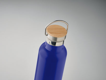Doppelwandige Isolierflasche aus Edelstahl mit Bambusdeckel und Henkel. Füllmenge: 750 ml. Auslaufsicher.