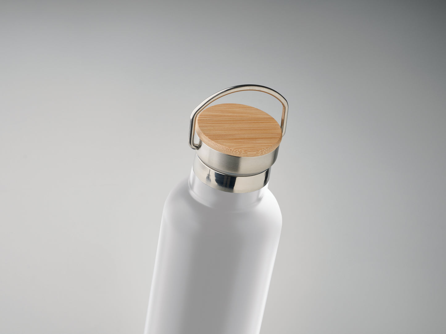 Doppelwandige Isolierflasche aus Edelstahl mit Bambusdeckel und Henkel. Füllmenge: 750 ml. Auslaufsicher.