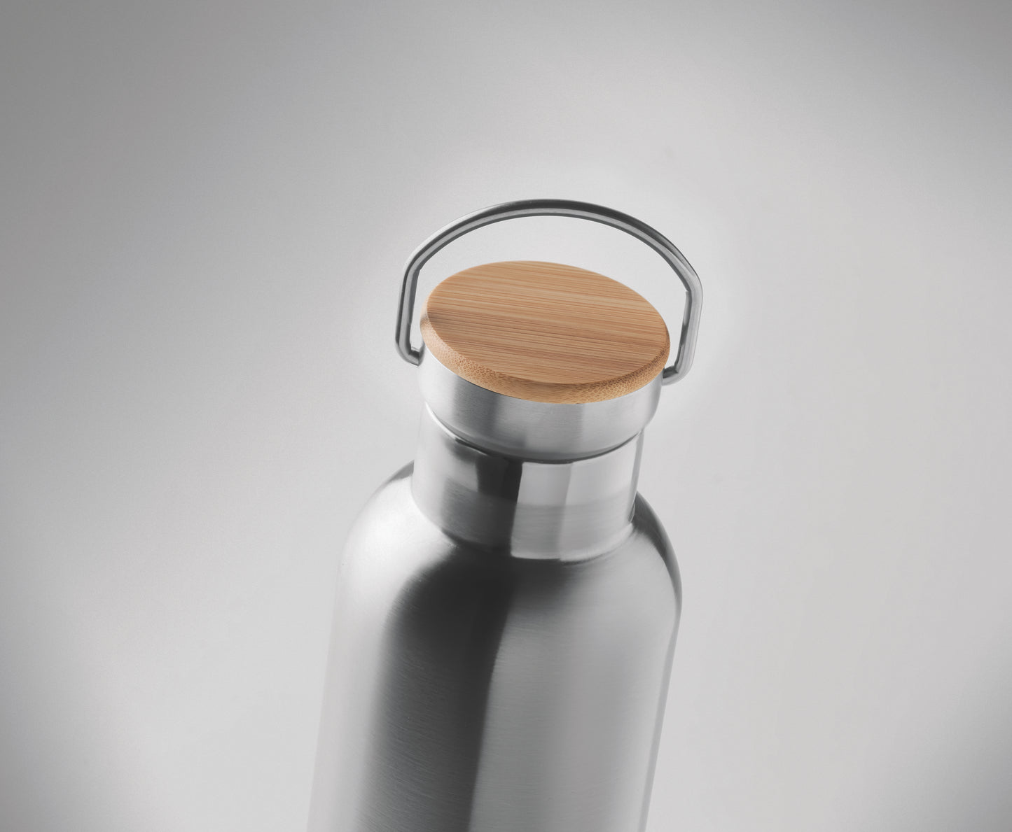 Doppelwandige Isolierflasche aus Edelstahl mit Bambusdeckel und Henkel. Füllmenge: 750 ml. Auslaufsicher.