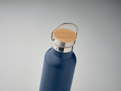 Doppelwandige Isolierflasche aus Edelstahl mit Bambusdeckel und Henkel. Füllmenge: 750 ml. Auslaufsicher.