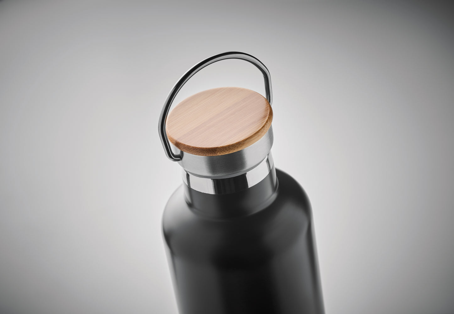 Doppelwandige Isolierflasche aus Edelstahl mit Bambusdeckel und Henkel. Füllmenge: 1000 ml. Bambus