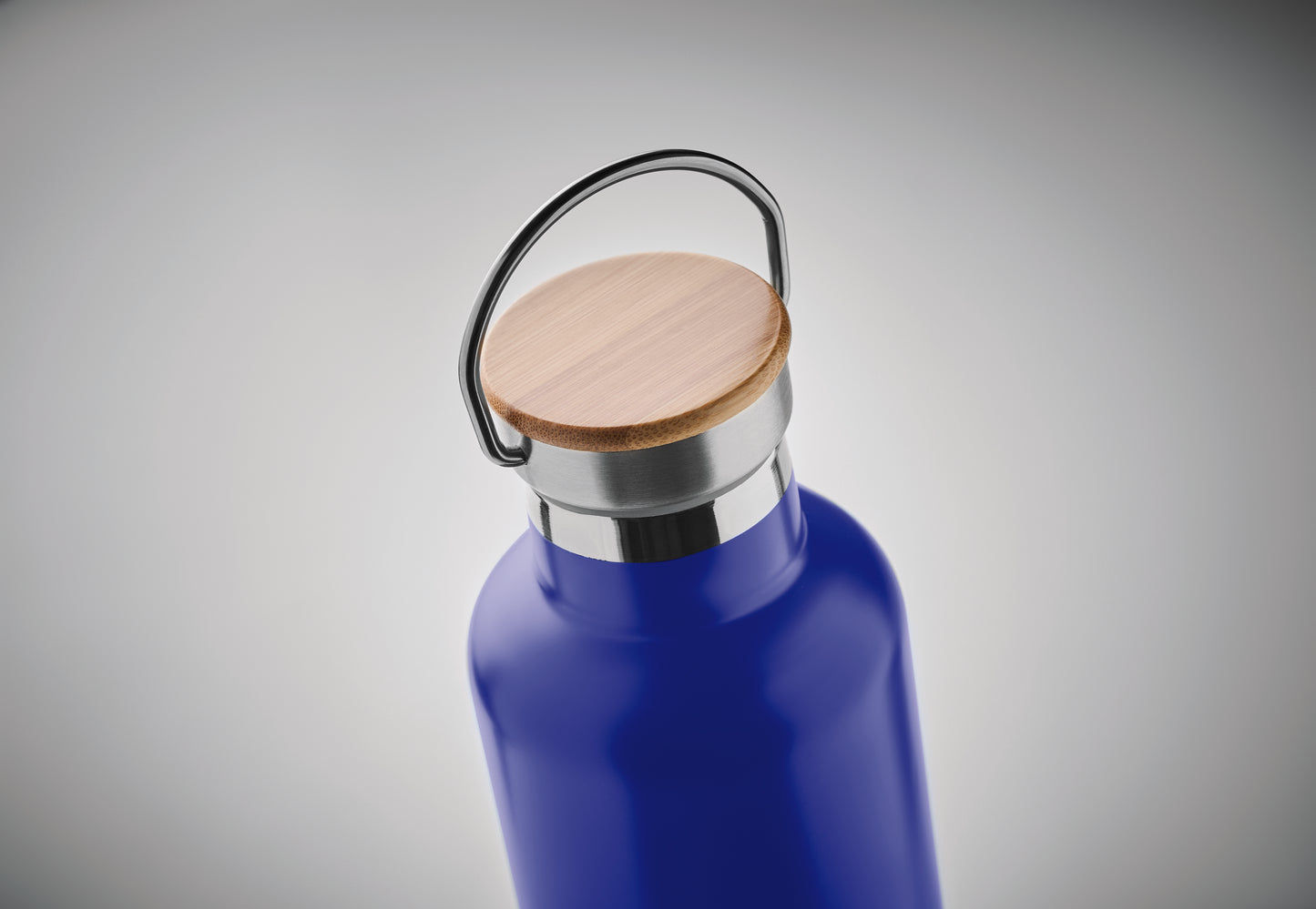 Doppelwandige Isolierflasche aus Edelstahl mit Bambusdeckel und Henkel. Füllmenge: 1000 ml. Bambus