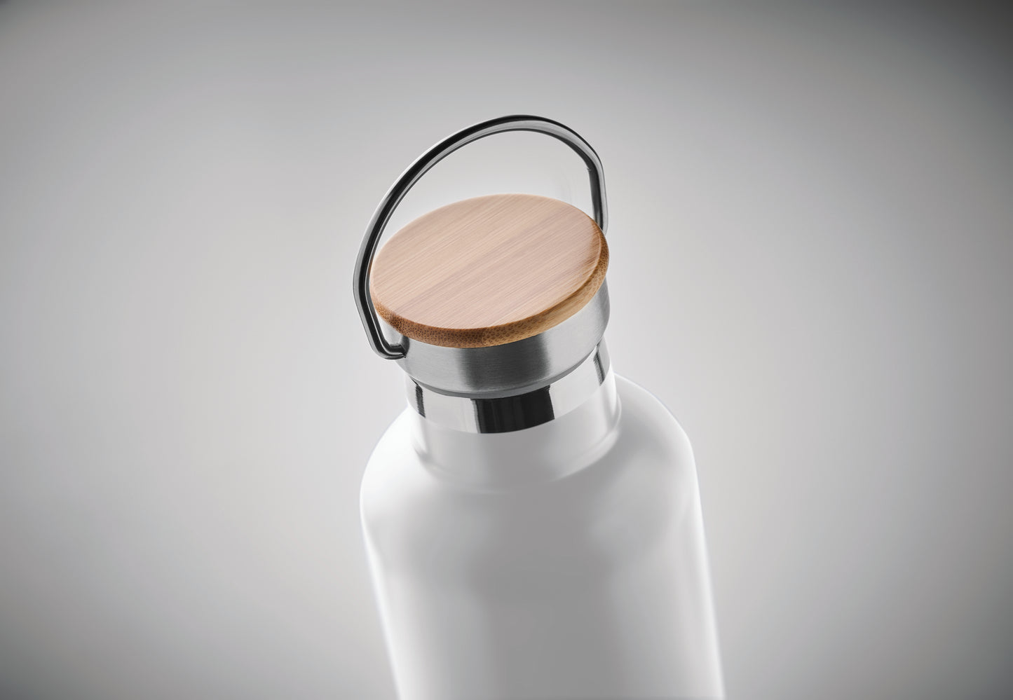 Doppelwandige Isolierflasche aus Edelstahl mit Bambusdeckel und Henkel. Füllmenge: 1000 ml. Bambus