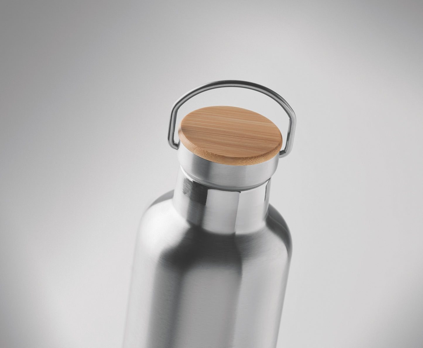Doppelwandige Isolierflasche aus Edelstahl mit Bambusdeckel und Henkel. Füllmenge: 1000 ml. Bambus