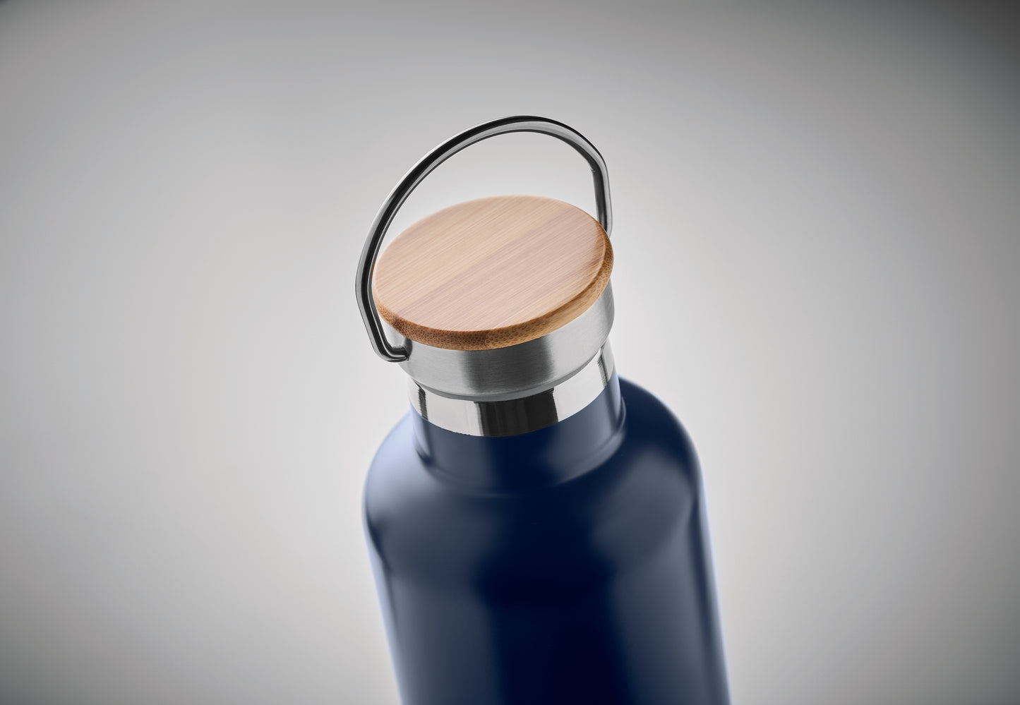 Doppelwandige Isolierflasche aus Edelstahl mit Bambusdeckel und Henkel. Füllmenge: 1000 ml. Bambus