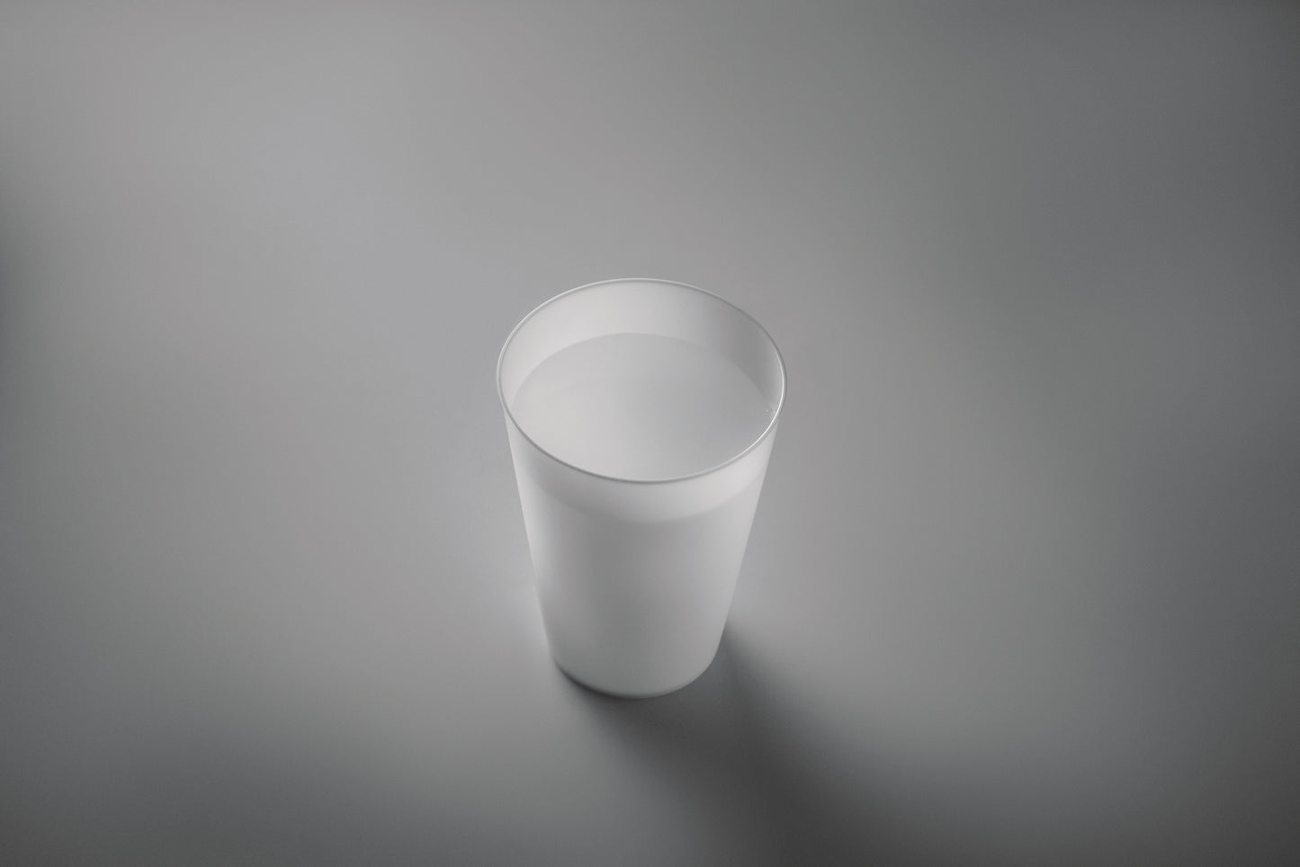 Wiederverwendbarer PP-Becher mit gefrosteter Oberfläche. Ideal für Festivals. Füllmenge: 300 ml.