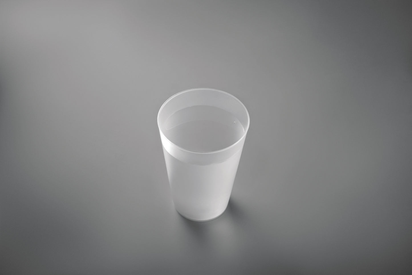 Wiederverwendbarer PP-Becher mit gefrosteter Oberfläche. Ideal für Festivals. Füllmenge: 300 ml.