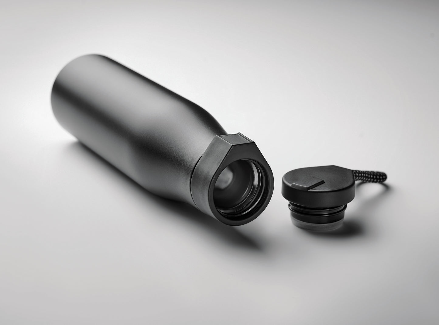 Doppelwandige Isolierflasche aus Edelstahl mit magnetischem Deckel. Füllmenge: 600 ml.