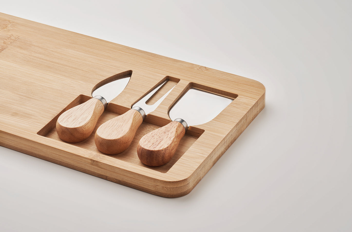 Käse-Set aus Bambus mit einem Servierbrett 2 Käsemessern und einer Käsegabel. Servieren