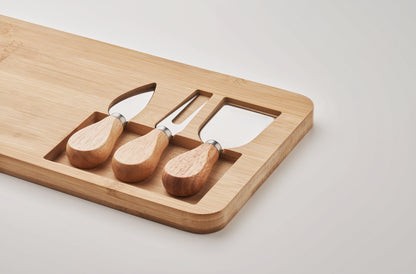 Käse-Set aus Bambus mit einem Servierbrett 2 Käsemessern und einer Käsegabel. Servieren