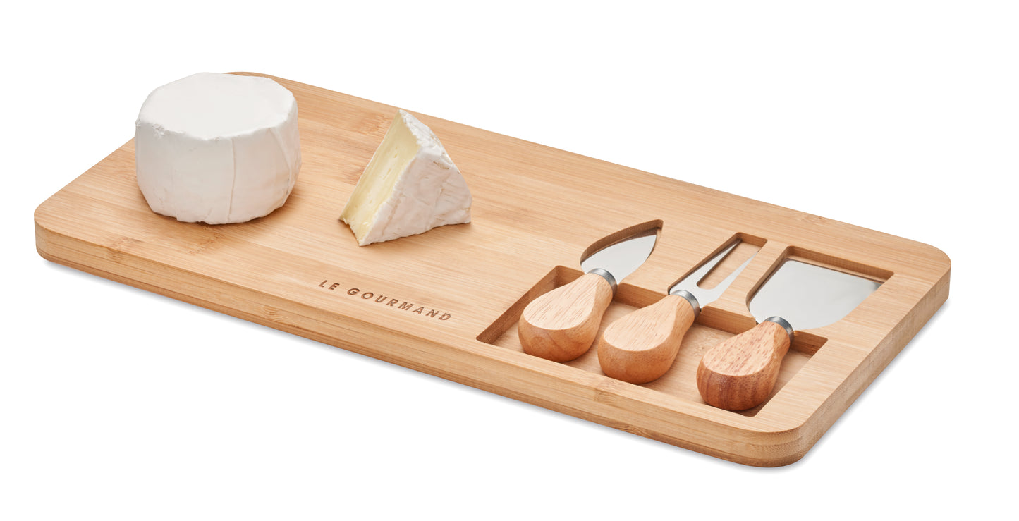 Käse-Set aus Bambus mit einem Servierbrett 2 Käsemessern und einer Käsegabel. Servieren
