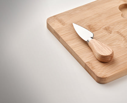 Käse-Set aus Bambus mit Servierbrett und Käsemesser. Bambus ist ein natürliches Produkt