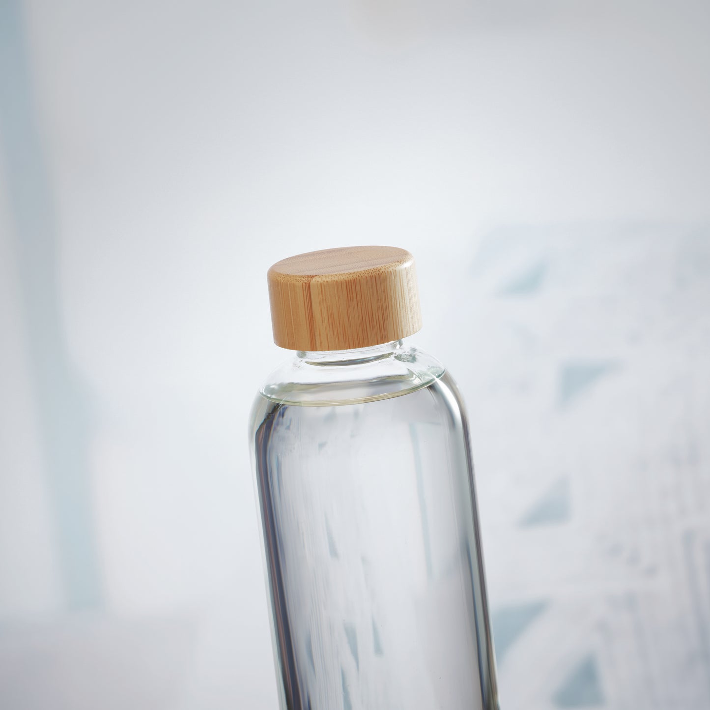 Trinkflasche aus Glas mit Verschluss aus Bambus. Füllmenge: 650 ml. Auslaufsicher. Bambus