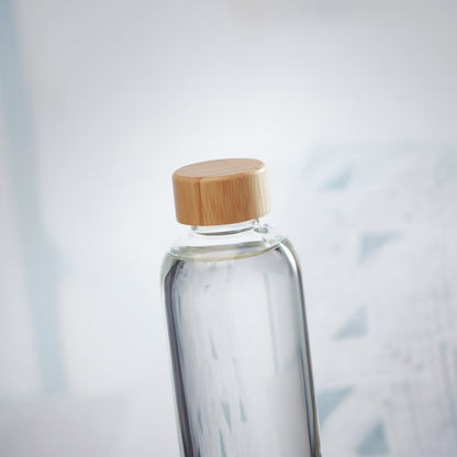 Trinkflasche aus Glas mit Verschluss aus Bambus. Füllmenge: 650 ml. Auslaufsicher. Bambus