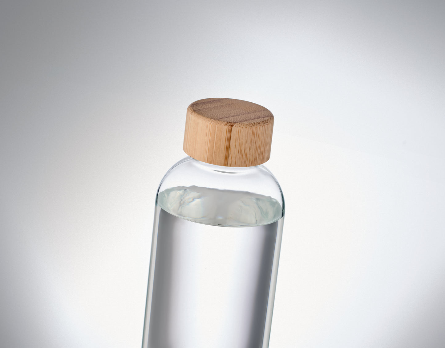 Trinkflasche aus Glas mit Verschluss aus Bambus. Füllmenge: 650 ml. Auslaufsicher. Bambus