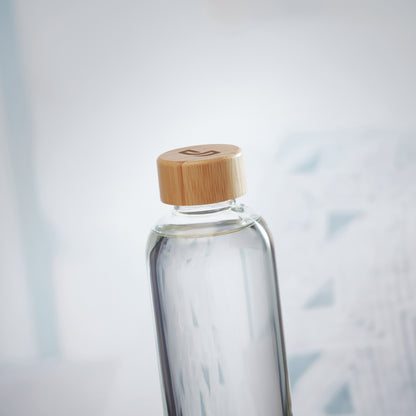 Trinkflasche aus Glas mit Verschluss aus Bambus. Füllmenge: 650 ml. Auslaufsicher. Bambus