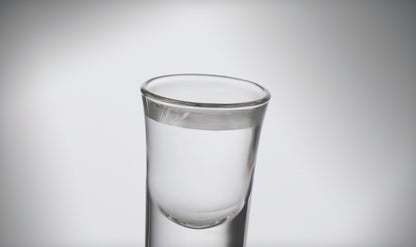 Wiederverwendbares Schnapsglas. Füllmenge: 28 ml.